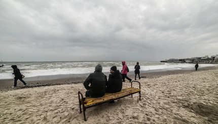  Одесситы встретили зиму на море в купальниках и пальто