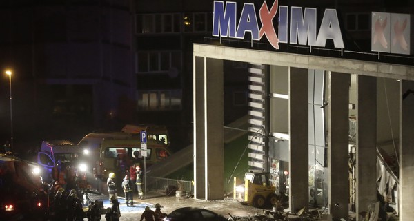 Торговый центр в Риге похоронил под собой покупателей и спасателей 