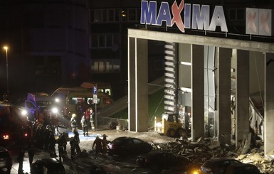 Торговый центр в Риге похоронил под собой покупателей и спасателей 