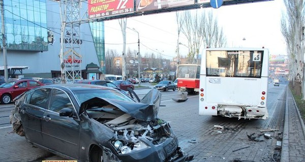 В Донецке Infiniti врезался в дерево и отлетел на маршрутку