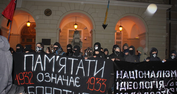 По центру Львова прошли митингующие в белых масках