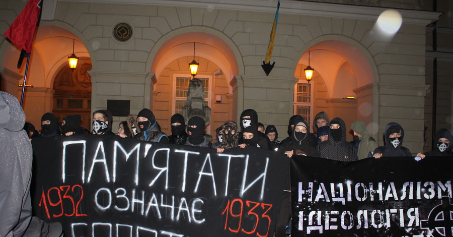 По центру Львова прошли митингующие в белых масках