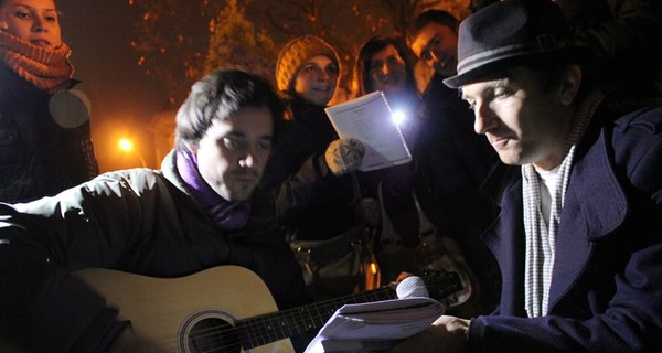 На львовском Евромайдане активисты всю ночь грелись чаем и пели песни 