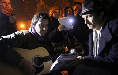 На львовском Евромайдане активисты всю ночь грелись чаем и пели песни 