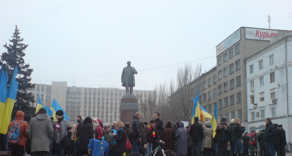 Над Донецким евромайданом  развеваются флаги Украины, ЕС и Германии.