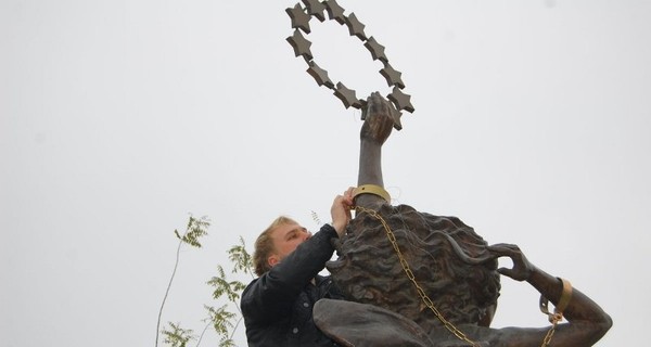 В Николаеве сторонники ЕС заковали памятник 