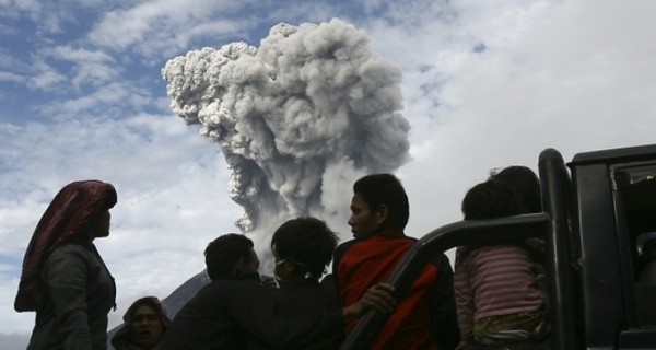 В Индонезии из-за извержения вулкана эвакуировали 12 тысяч человек