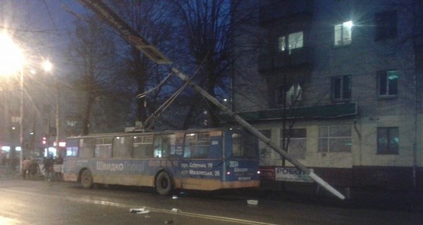 В Житомире столб упал на троллейбус с людьми