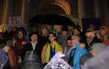 Политические лидеры покинули Майдан, а Руслана все еще поет