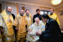 Янукович поздравил митрополита Владимира с днем рождения 