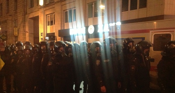 В Киеве сотрудники милиции окружили людей на Европейской площади 