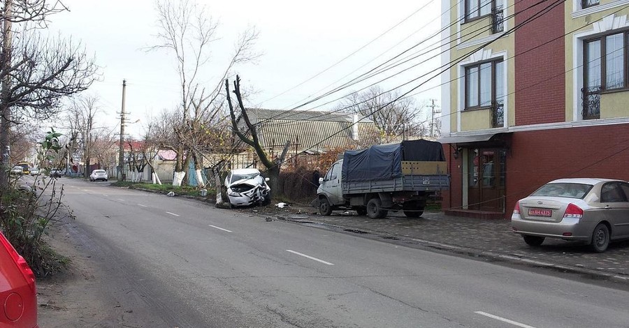 В Одессе лихач на иномарке оставил улицу без света
