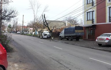 В Одессе лихач на иномарке оставил улицу без света