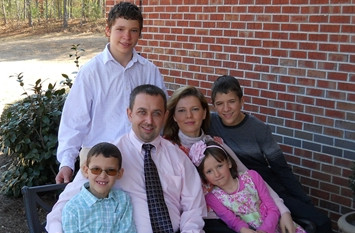 Украинские  дети, которых истязал приемный отец в США, стали сиротами при живых родственниках