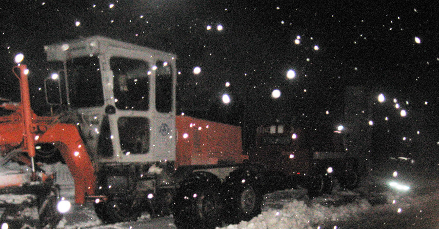 В Хмельницкой области спасатели разгребали снежные сугробы