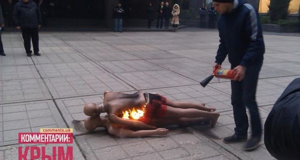 У Верховной рады Крыма сожгли манекены гомосексуалистов 