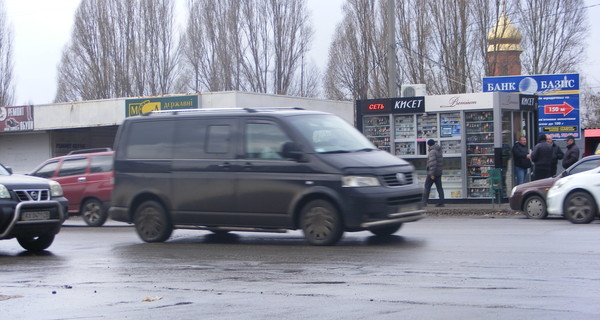 На месте вчерашнего расстрела инкассаторов лужа крови