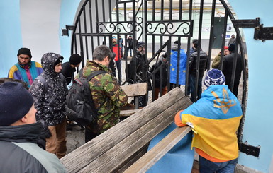 Активисты с Евромайдана спрятались в Михайловском монастыре