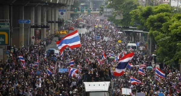 Протестующие в Бангкоке захватывают здания госпредприятий