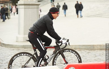 Кернес приехал на Анти-Евромайдан в спортивном костюме и на велосипеде