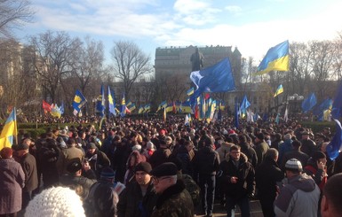 На сцене Майдана выступает оппозиция