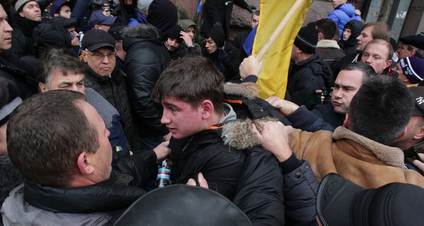 На Банковой митингующие атакуют 