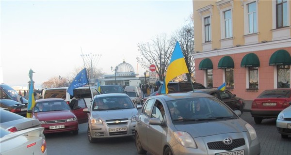 В Одессе автопробегом поддержали Народное вече