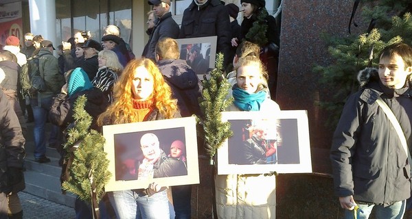 Евромайдан в Днепропетровске прошел с траурными елками