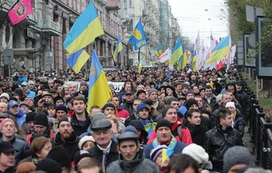 Колонна митингующих перешла от Майдана Незалежности до здания Кабмина 