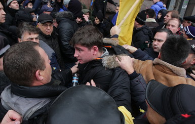 На Майдан пришла колонна студентов