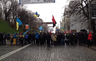 Митингующие перекрыли движение на Крещатике