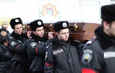 В Харькове попрощались с расстрелянными инкассаторами