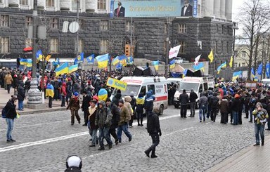 Что думают о митингах в Киеве регионы: запад бастует, восток работает