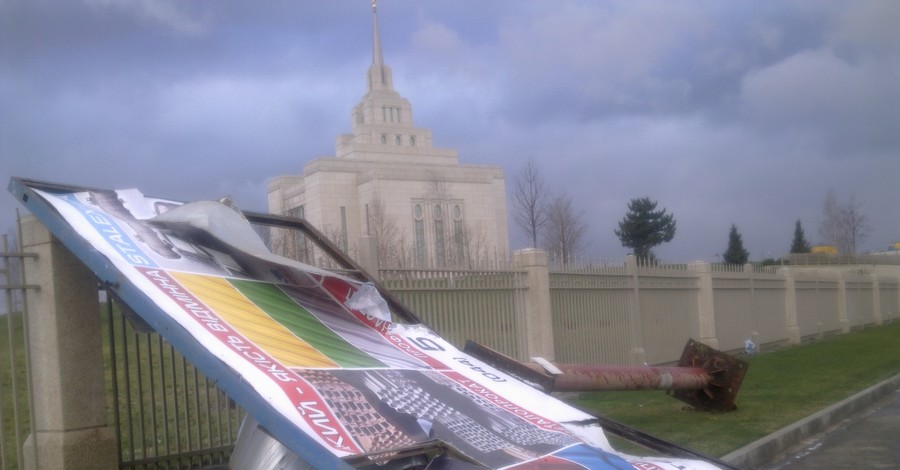 В Киеве ветер повалил билборд