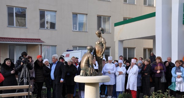 Под Одессой открыли памятник беременной женщине