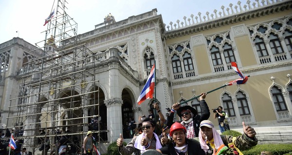 Премьер-министр Таиланда разрешила митинговать в Доме правительства 