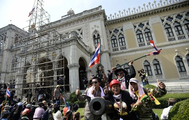 Премьер-министр Таиланда разрешила митинговать в Доме правительства 