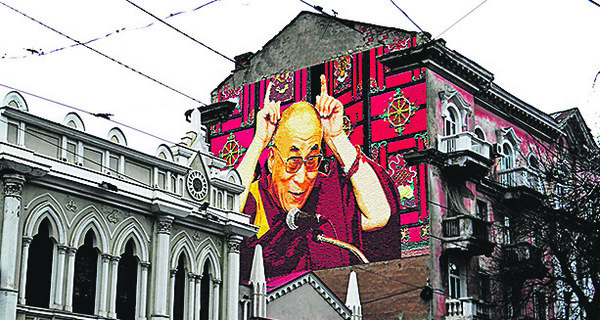 Житель Николаева утепляет стены домов портретами Далай-ламы и пришельцев