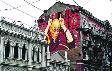 Житель Николаева утепляет стены домов портретами Далай-ламы и пришельцев