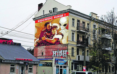 Художник из Николаева утепляет многоэтажки гигантскими картинами 