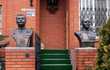 Вход в днепропетровскую гостиницу охраняют Сталин, Берия и Брежнев