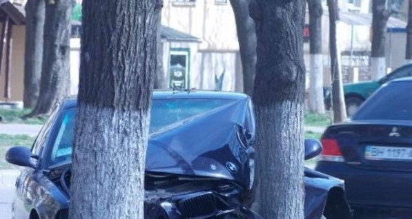 В Горловке бизнесмен на BMW протаранил елку