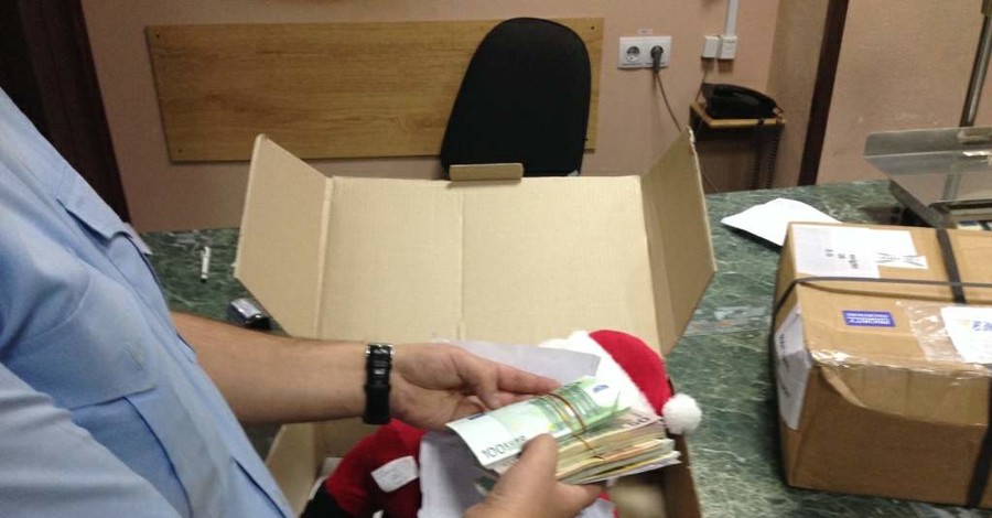 В Киеве задержали Деда Мороза, который перевозил валюту 