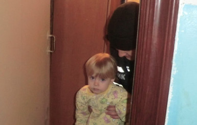 В Орджоникидзе спасли двухлетнюю девочку, закрывшуюся в квартире 