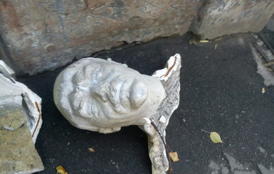 В Днепропетровске отбили голову Ленину и разгромили памятник