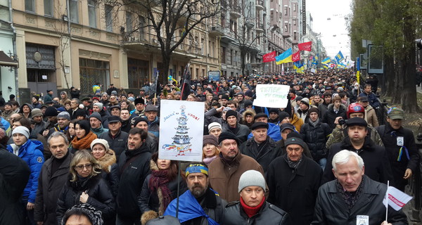 Митингующие собирают у Администрации президента  брусчатку в мусорные баки