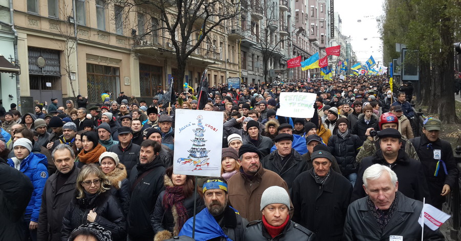 Митингующие собирают у Администрации президента  брусчатку в мусорные баки