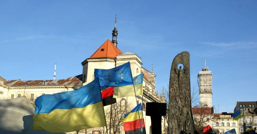 На Львовский Евромайдан пришло около 20 тысяч галичан