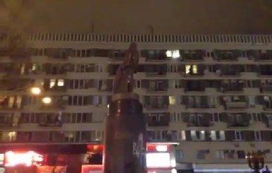 В Киеве cвалили памятник Ленину