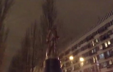 Как в Киеве памятник Ленину сносили